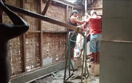 Para pekerja sedang membor ke dalam tanah untuk mencari sumber air.
