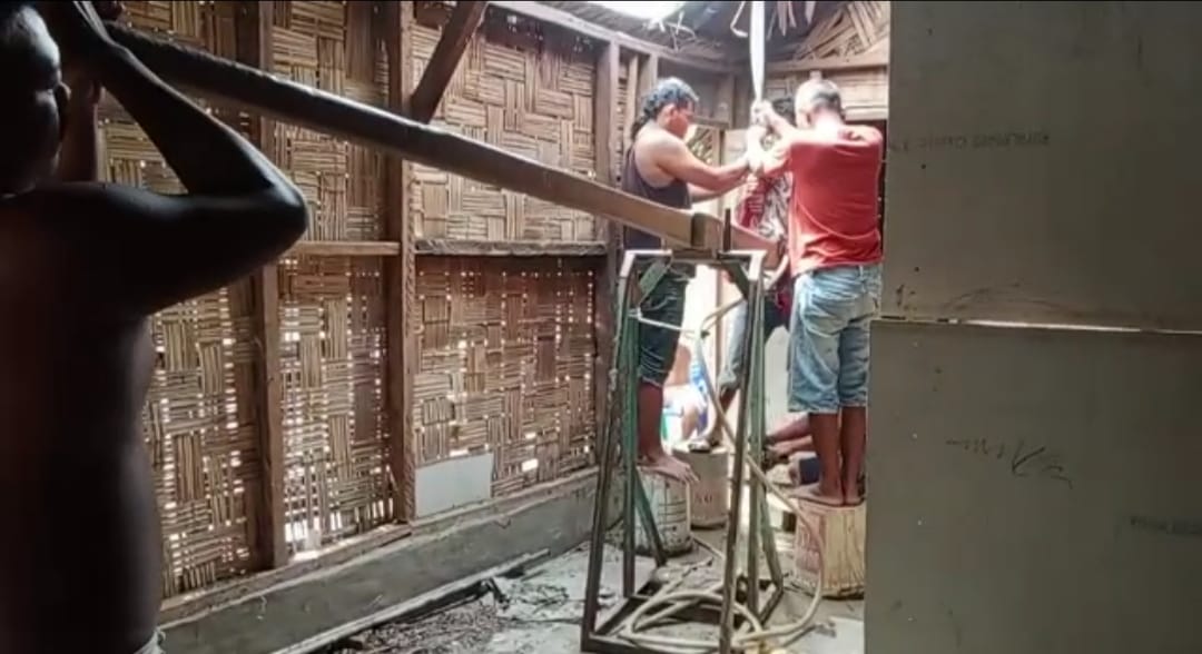 Para pekerja sedang membor ke dalam tanah untuk mencari sumber air.